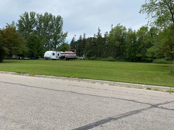 1603 Cardinal Dr N, Thief River Falls, MN 56701