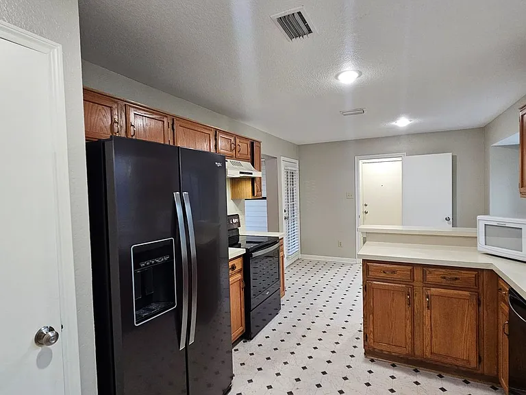 1402 Sheppard Ln — Photo 11