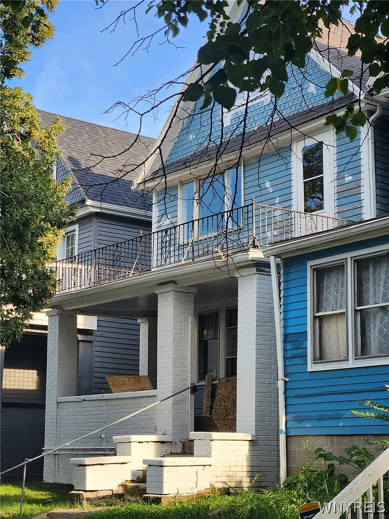 2 bed, 1.0 bath, 2044 sqft, $1,200 — Photo 1