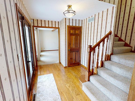 5th image of 10 Meadowbrook Ln