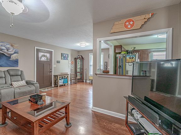4th image of 104 Ivy Ln