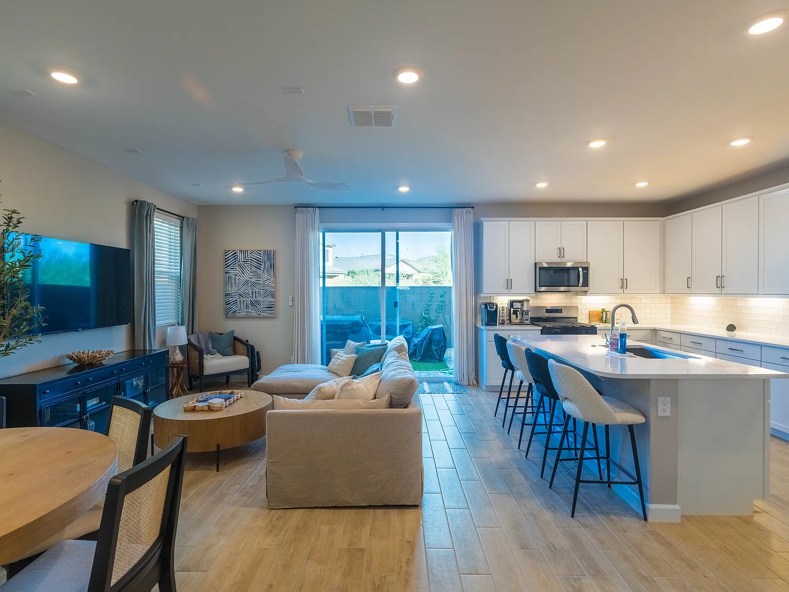 3 bed, 2.5 bath, 1743 sqft, $3,995 — Photo 3