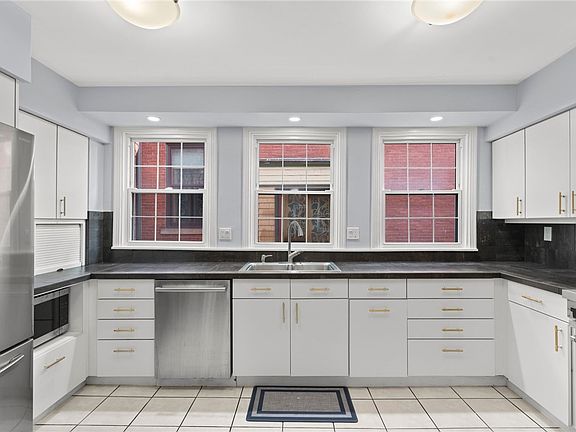 4th image of 703 Saint James St