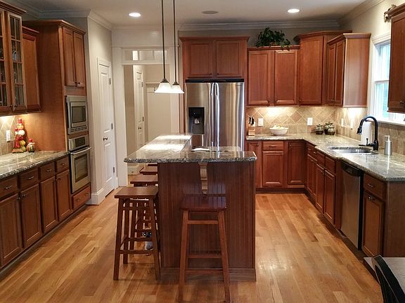 Kitchen with eat-in island