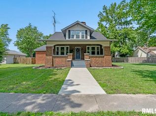 121 W Hill St, Virden, IL 62690