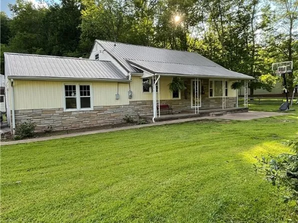 22 Fiesta Ln, Cross Lanes, WV 25313