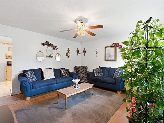 5th image of 143 Spruce Ct