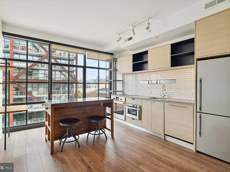 2030 8th St NW #Penthouse 5 — Photo 4
