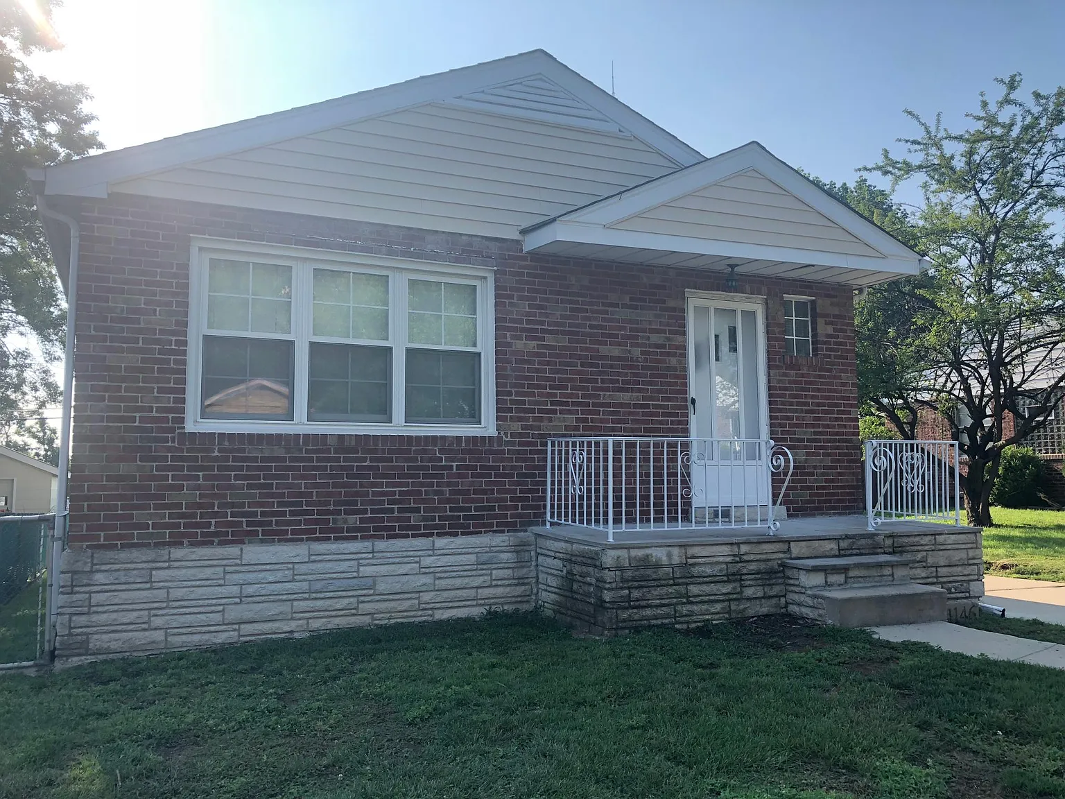 1146 Pembroke Dr photo 1