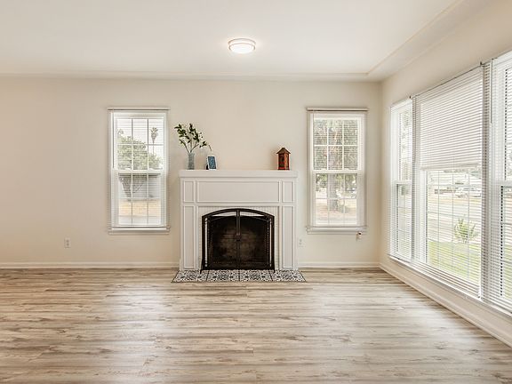 5th image of 2805 N Sierra Way