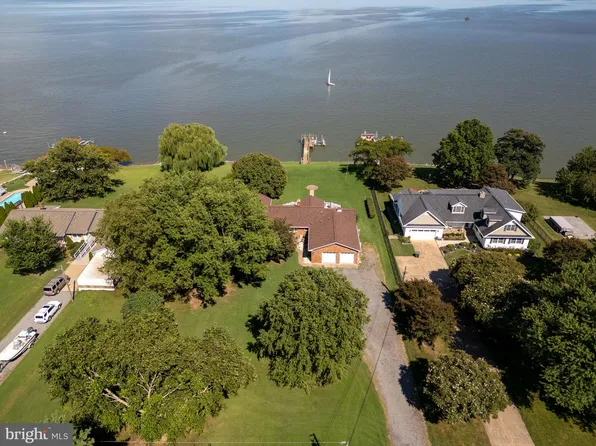 639 Barracks Beach Dr, Colonial Beach, VA 22443