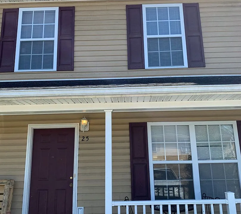 25 Station Ln NE