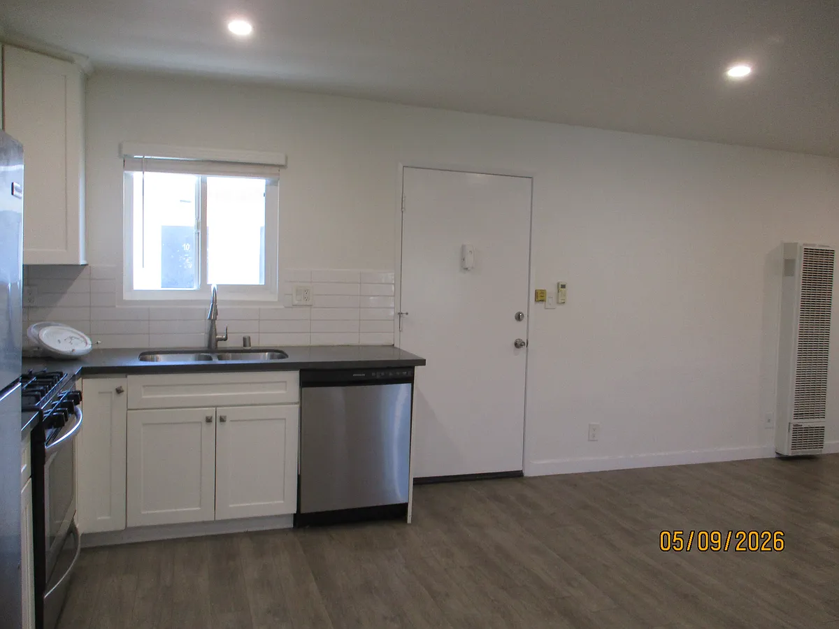 Building Photo - 631 E Elk Ave #12