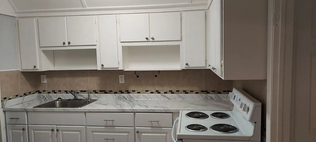 3 bed, 1.0 bath, 725 sqft, $1,775 — Photo 3