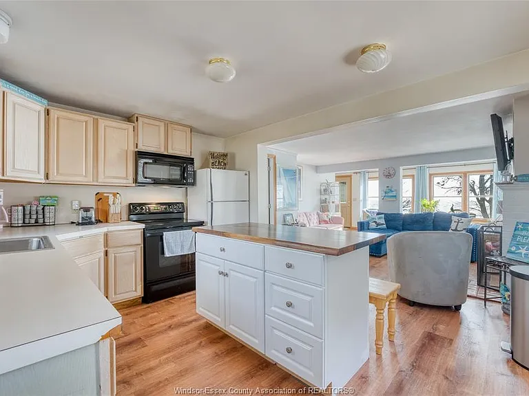 1049 Heritage Rd — Photo 2