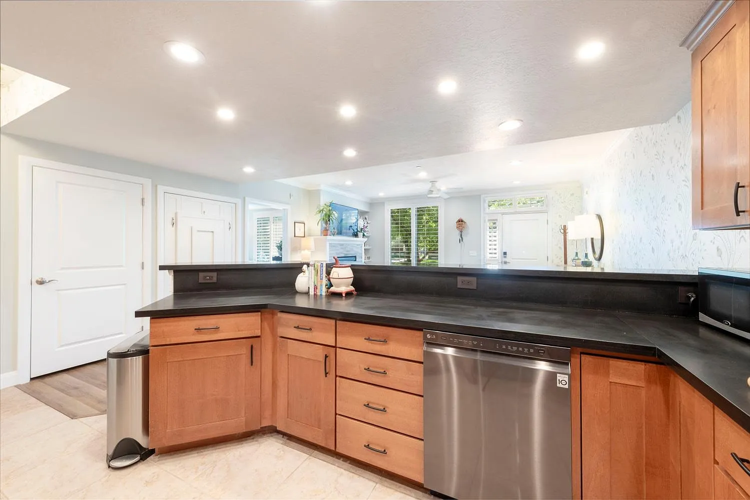 1 bed, 936 sqft, $2,750 — Photo 3