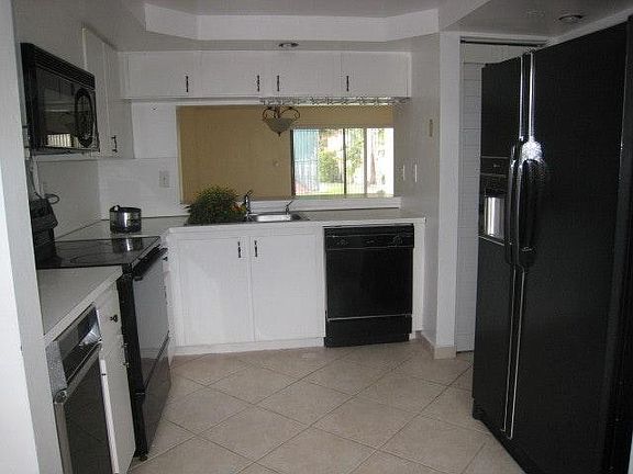 AMPLE KITCHEN