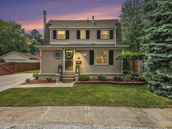 1634 Vermont Ave, Marysville, MI 48040