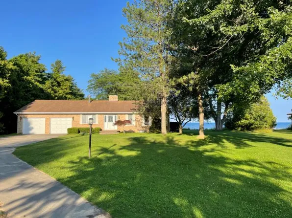 877 Lakeview Dr, Harbor Beach, MI 48441
