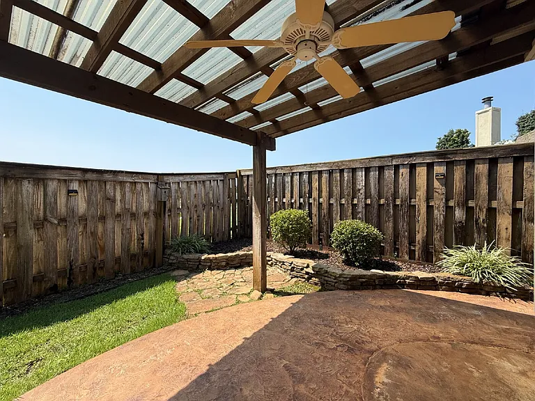 134 Canterbury Dr — Photo 24