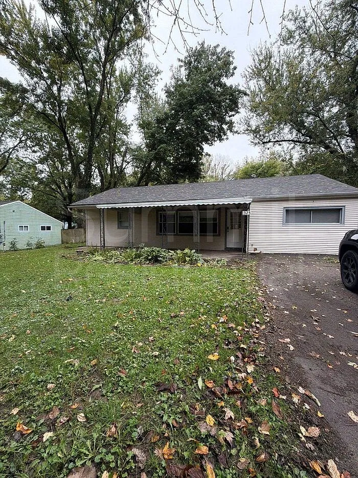 3 bed, 1.0 bath, 1156 sqft, $1,295 — Photo 1