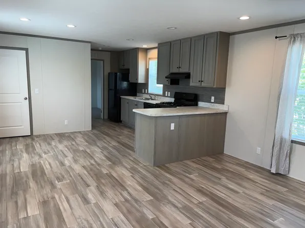 59121 Faye 311, New Haven, MI 48048
