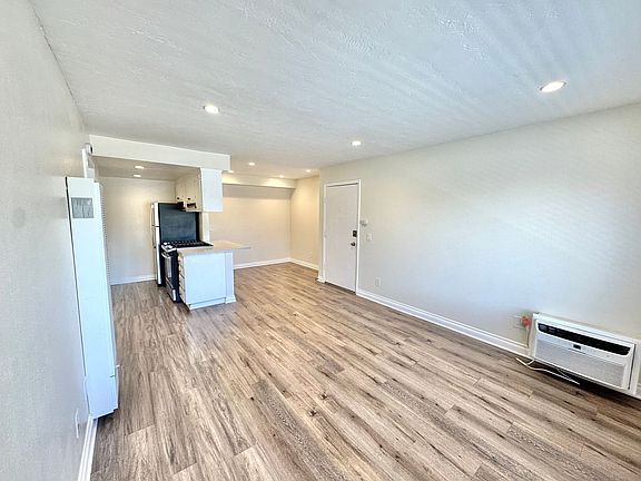 3rd image of 1015 E Ohio Ave #203