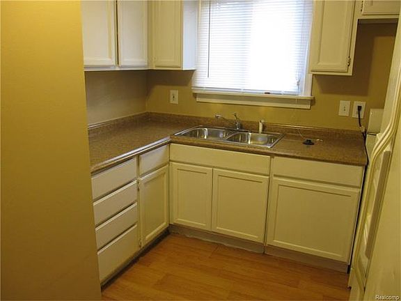 4th image of 4934 Edgewood St
