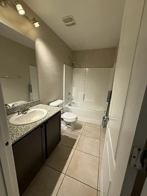 4 bed, 2022 sqft, $2,100 — Photo 4