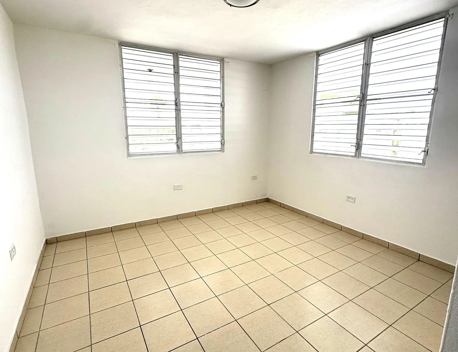 3 bed, 1.0 bath, 1000 sqft, $1,000 — Photo 4