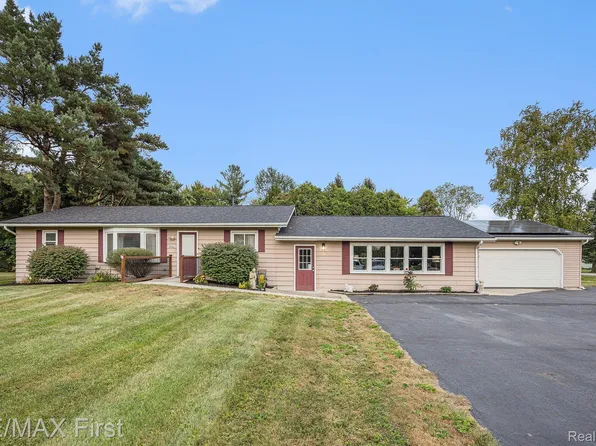 4010 Parker Rd, Fort Gratiot, MI 48059