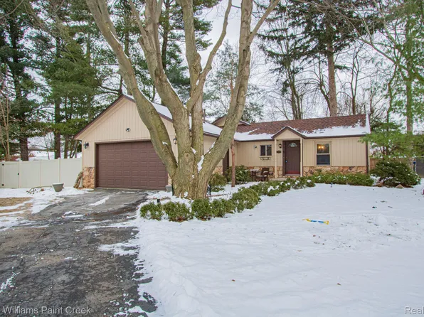 38350 Macintosh Ct, Clinton Township, MI 48036