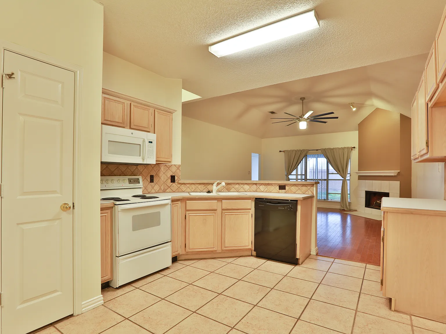 3 bed, 1430 sqft, $2,150 — Photo 3