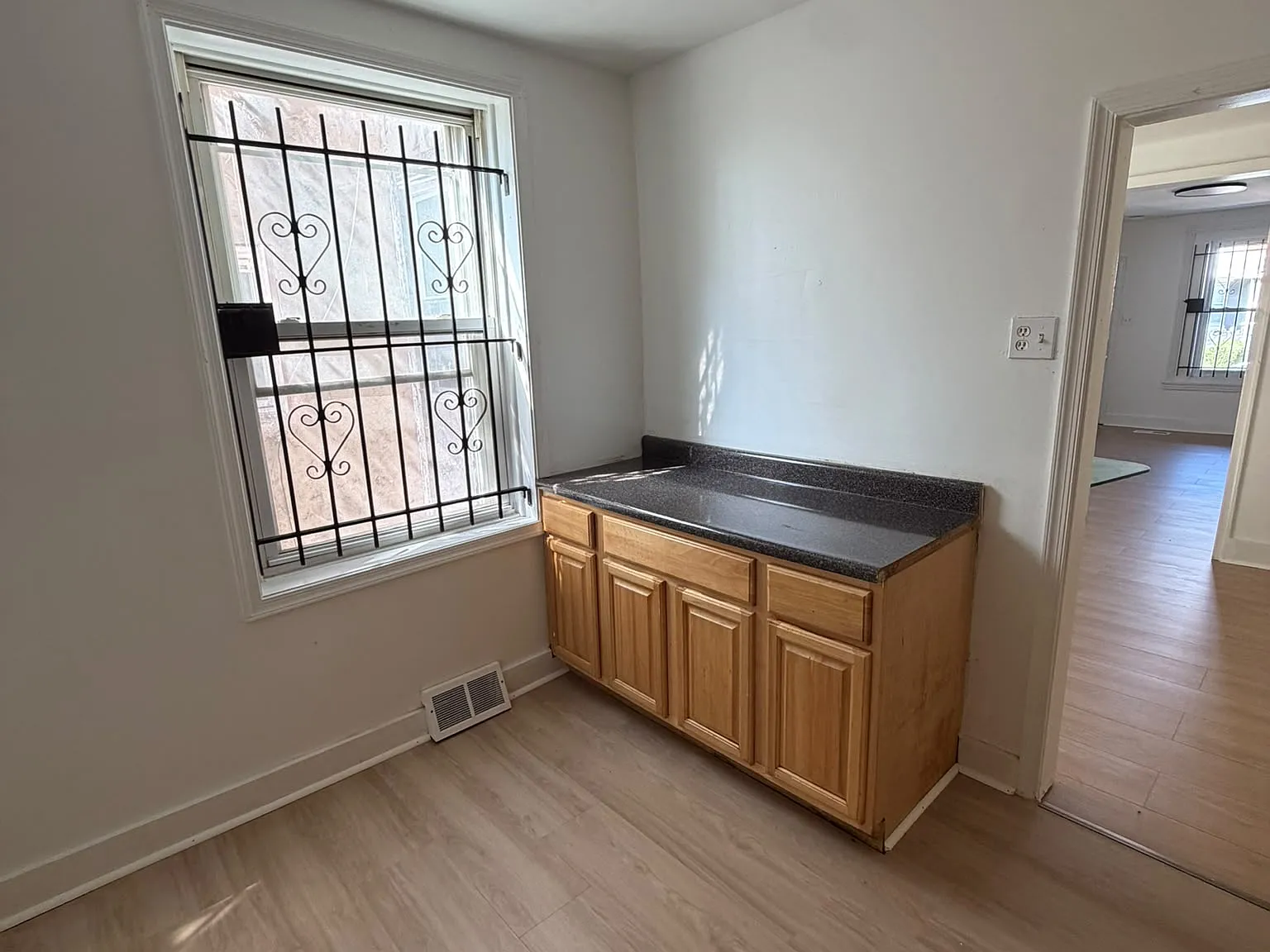 3 bed, 1156 sqft, $1,990 — Photo 3