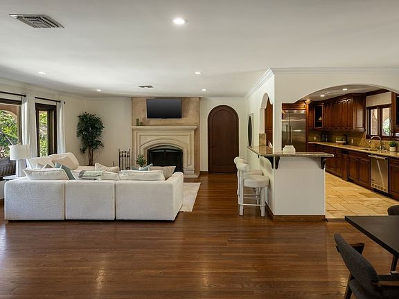 5th image of 13800 Erwin St