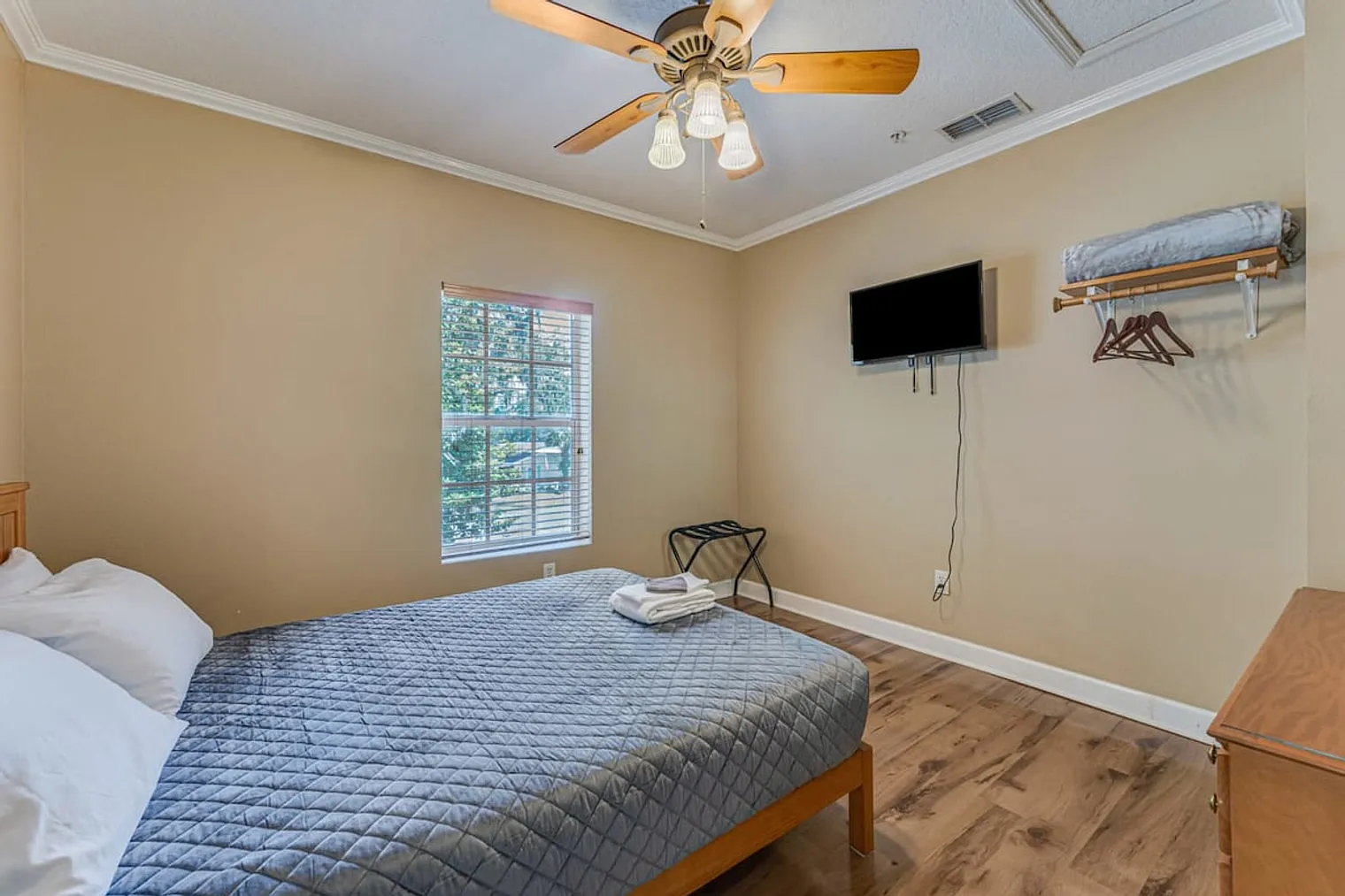 4 bed, 1.0 bath, $3,169 — Photo 4