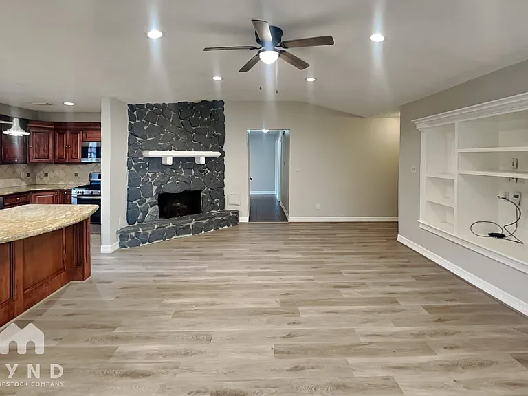 3219 Glen Spring Dr — Photo 2