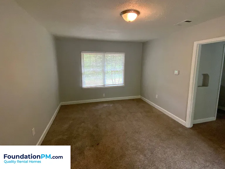 1684 Whitney Ave — Photo 4