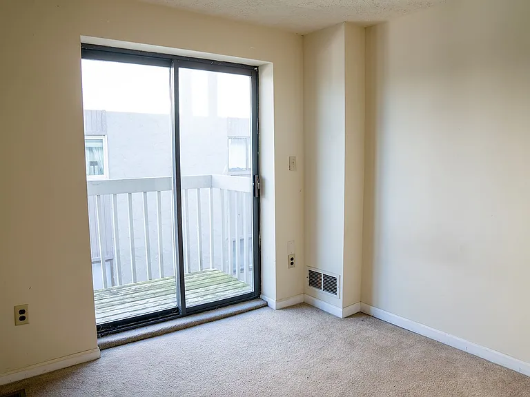 1669 Summit St #1675 — Photo 33