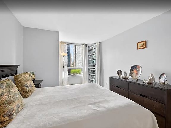 2nd image of 811 Helmcken St #1