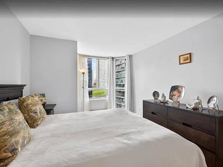 811 Helmcken St #1 — Photo 2