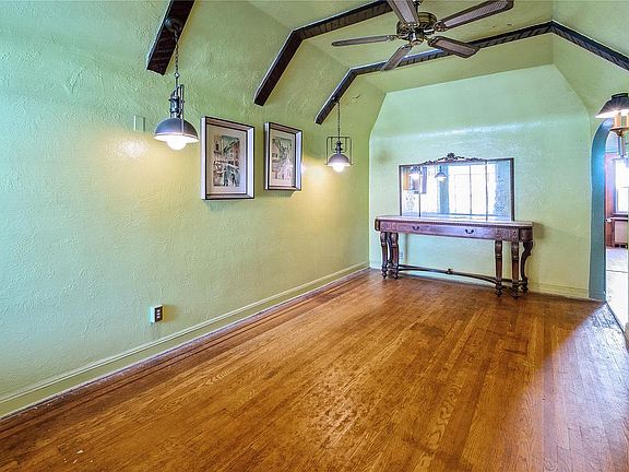 4th image of 2405 95th St