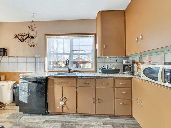 5th image of 202 1st St E