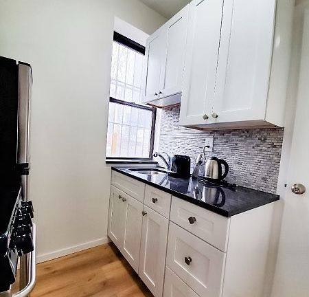 3rd image of 408 W 39th St Unit 1RW