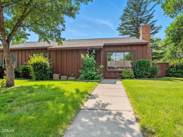 618 High Plains Ct, Grand Forks, ND 58201