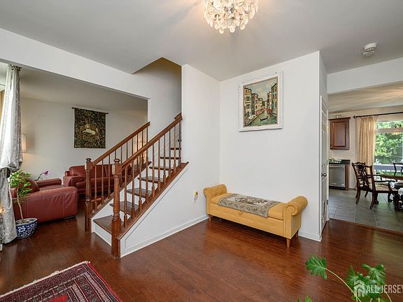 4th image of 7 Pasteur Ct