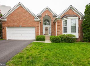 43313 Burke Dale St, Chantilly, VA 20152