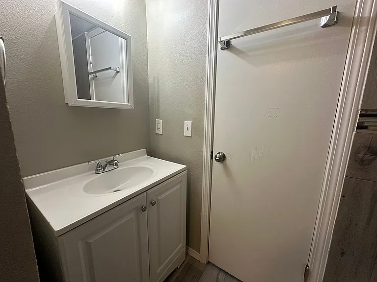 6066 Nw Expy — Photo 18