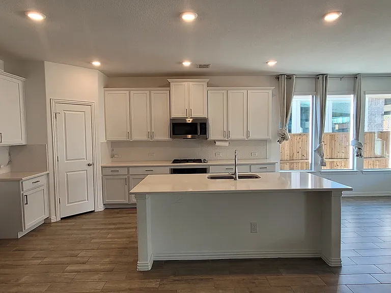 913 Rosebay Dr — Photo 1
