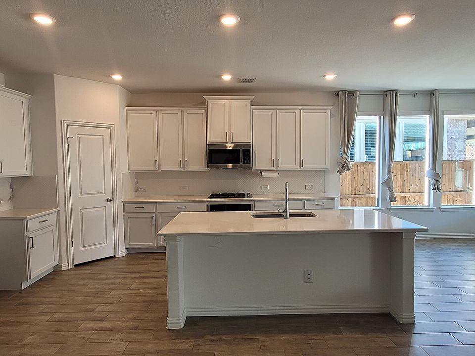 1st image of 913 Rosebay Dr